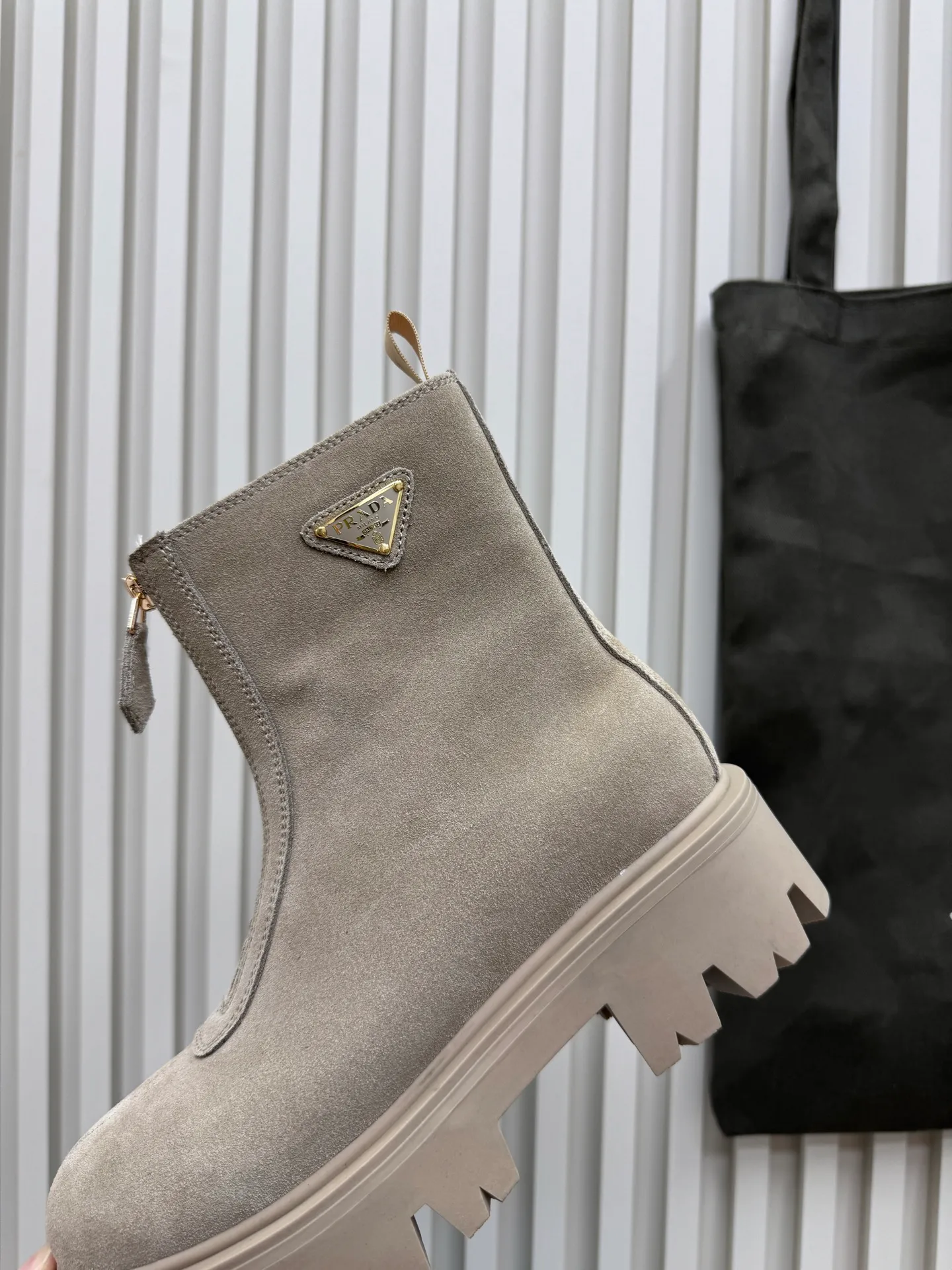 👟👟Ex-factory price 680👟👟 Prada / Prada couple's Martin boots are here, comfortable and elegant to wear. The original molded outsole of the counter is 1:1 replica. It is made of non-slip and wear-resistant imported TPU tin mold vacuum outsole. Tank-shaped thick sole. Fabric: imported anti-explosion cowhide. Lining: imported mixed sheepskin lining. Sheepskin foot pads. Outsole: tin molded beef tendon sole. Code number: 35-41 (42 customized)